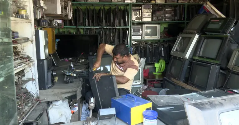 নরসিংদীর ইলেকট্রনিক যন্ত্র মেরামত করা হচ্ছে